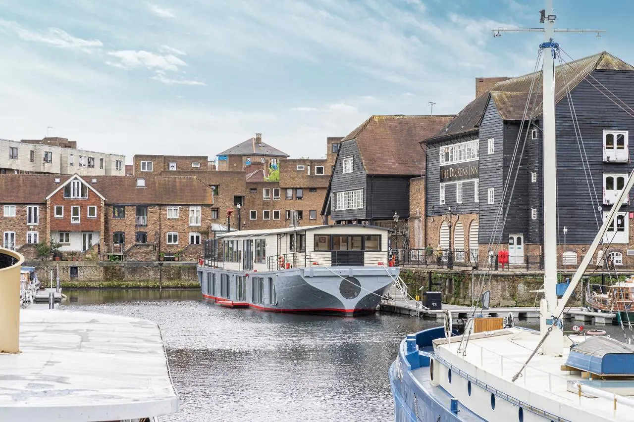 Charming Houseboat Featuring A Sauna London Apartment