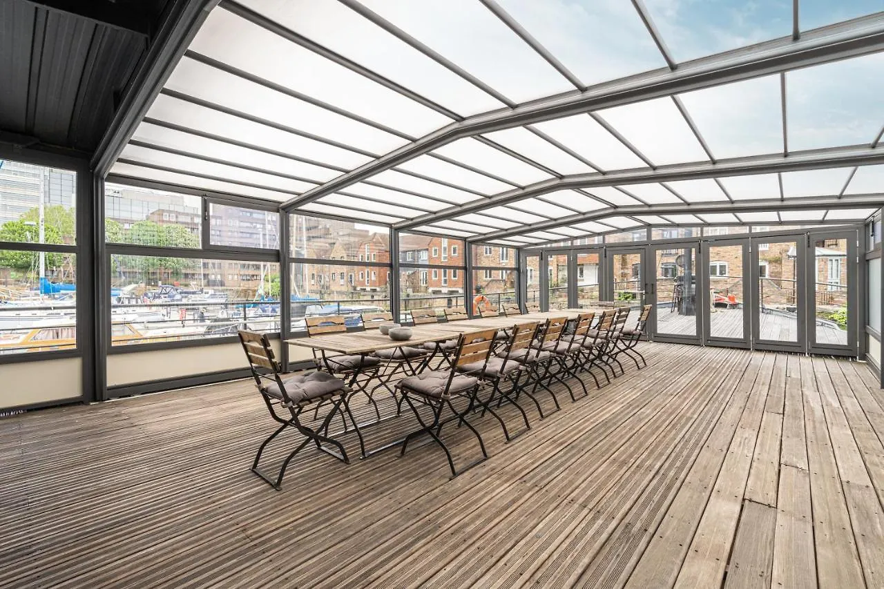Charming Houseboat Featuring A Sauna London