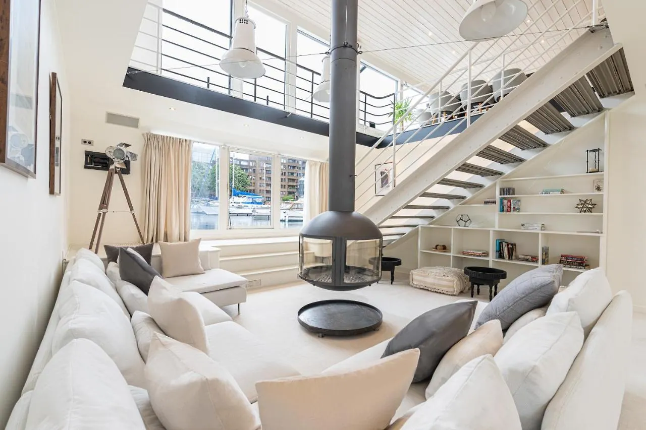Charming Houseboat Featuring A Sauna London United Kingdom