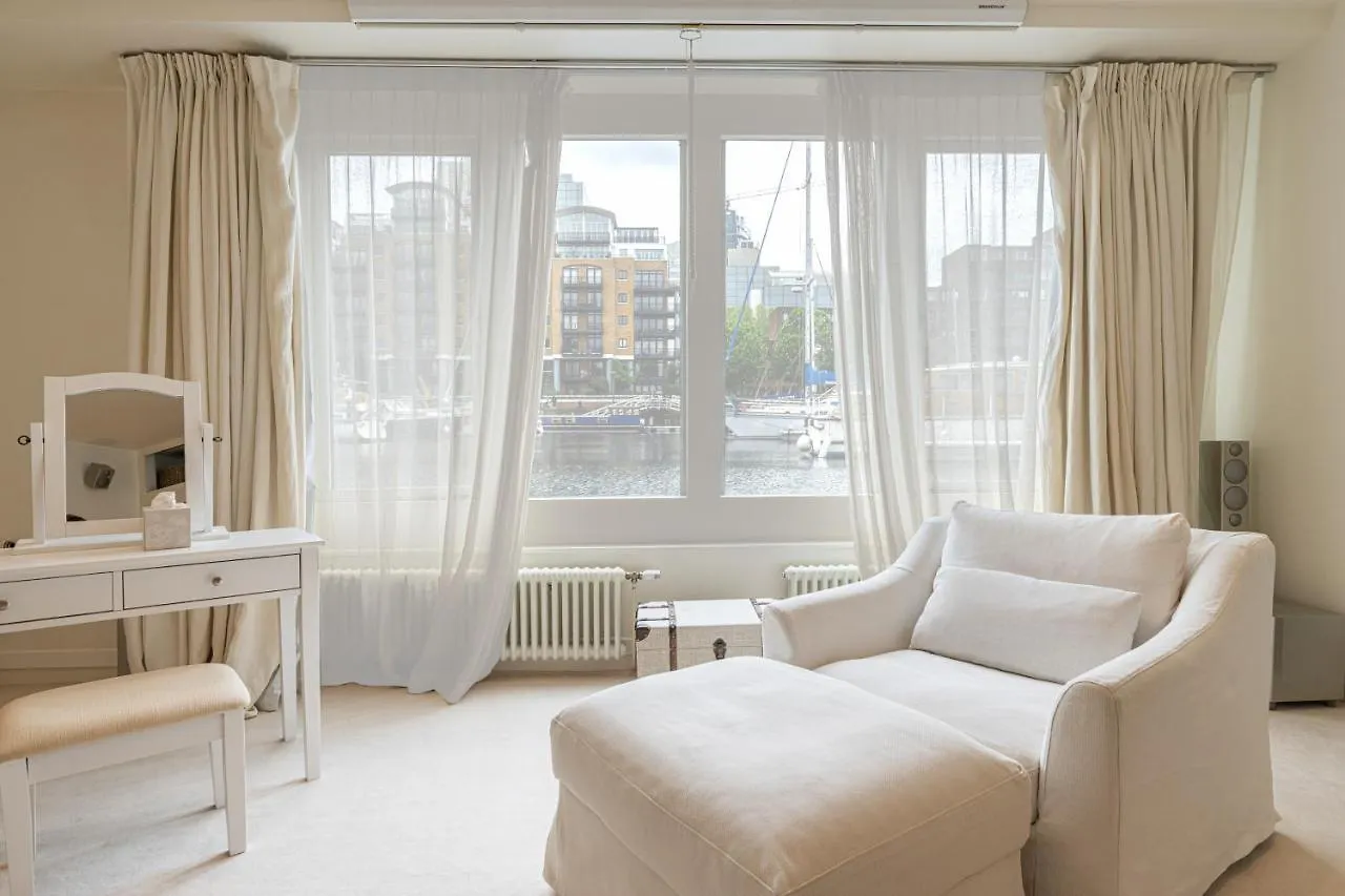 Apartment Charming Houseboat Featuring A Sauna London