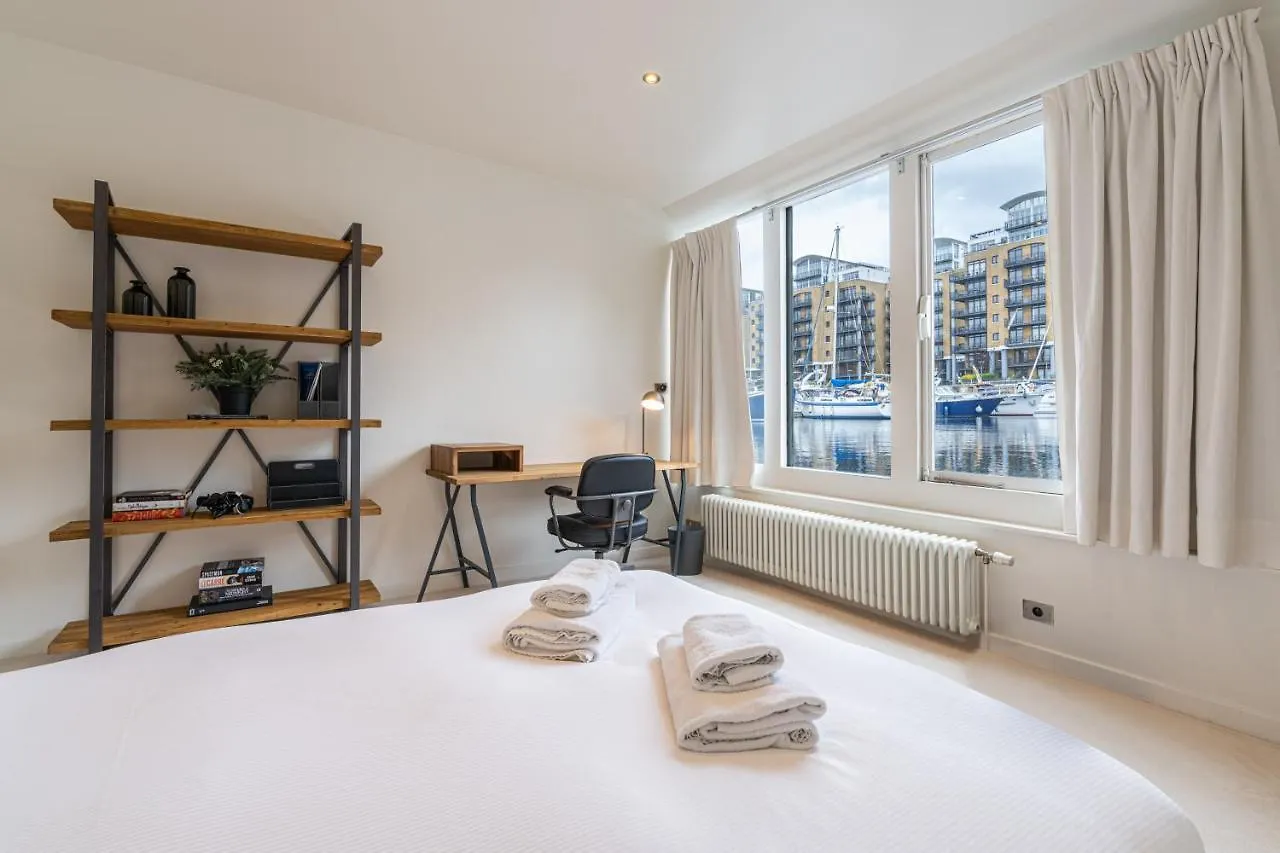 Apartment Charming Houseboat Featuring A Sauna London