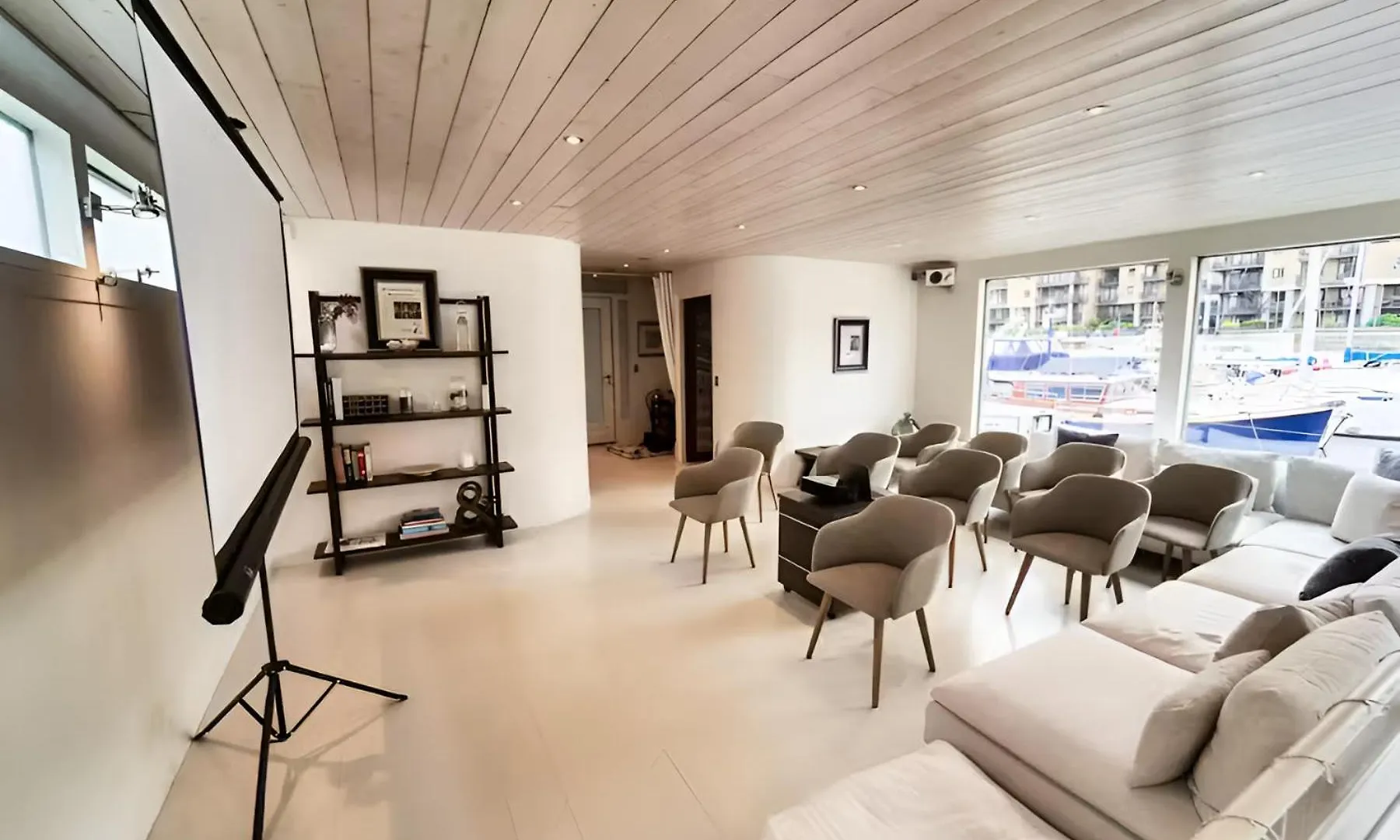 Apartment Charming Houseboat Featuring A Sauna London